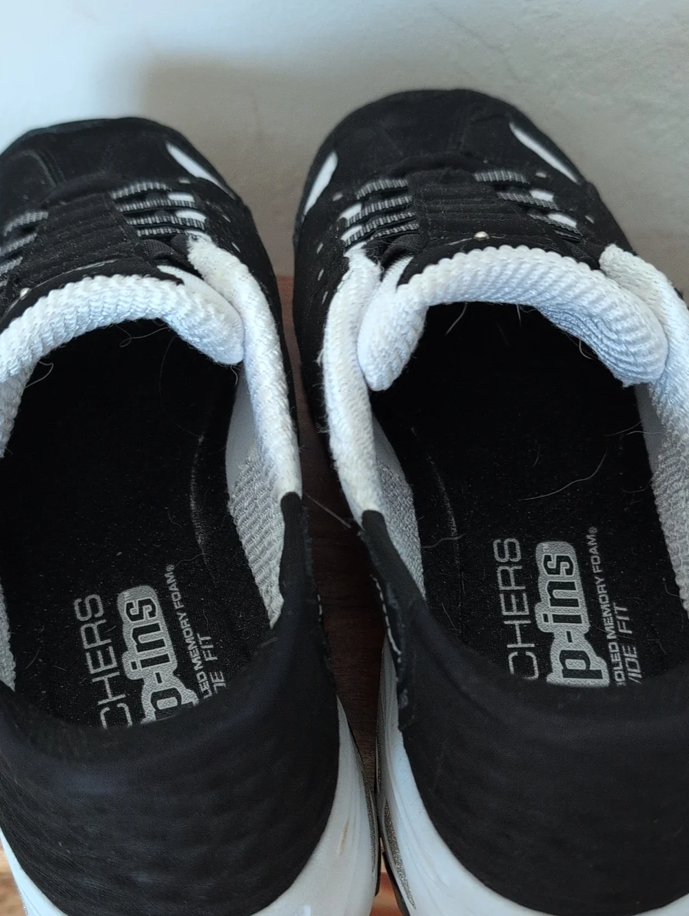 Skechers Slip In DLite's Fan Girl Black and White  Athletic Sneakers Size 8
